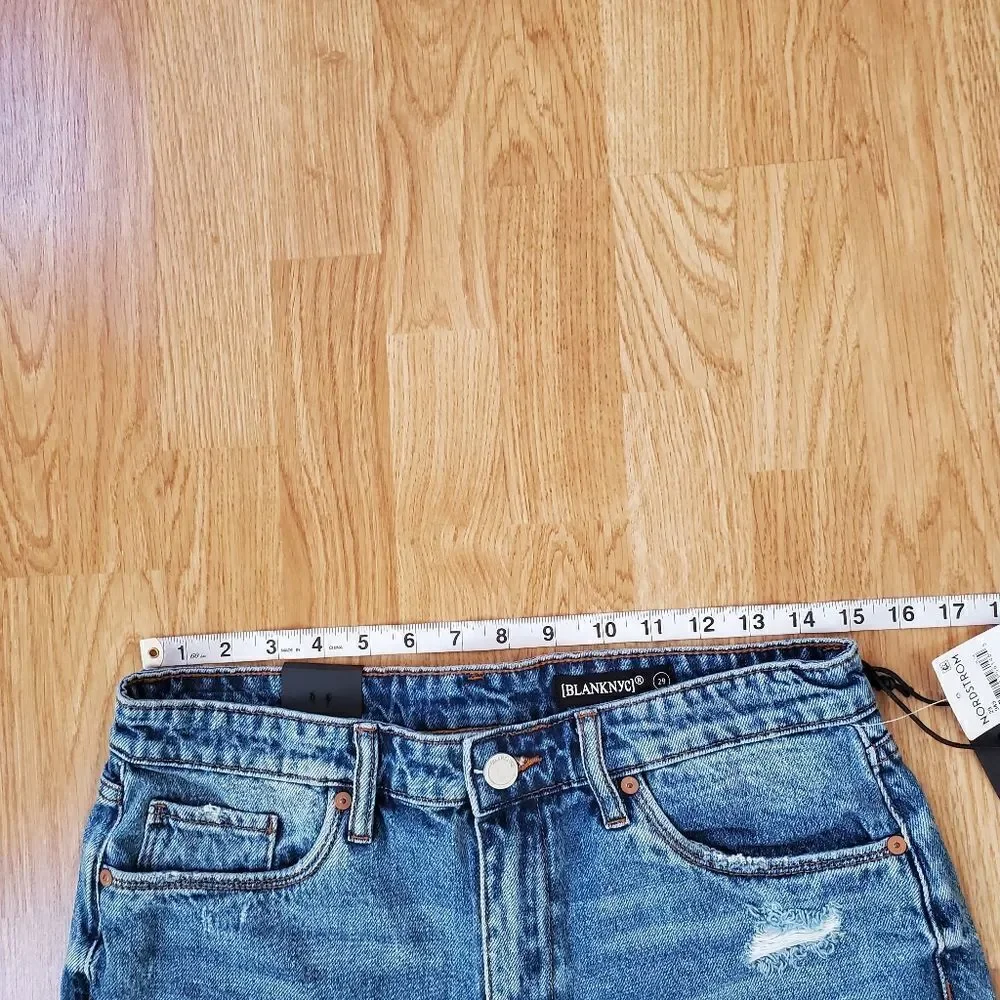 NEW! BLANK NYC | 'TheWarren' Work With Me Mid-thigh Distressed Jean Shorts sz 29